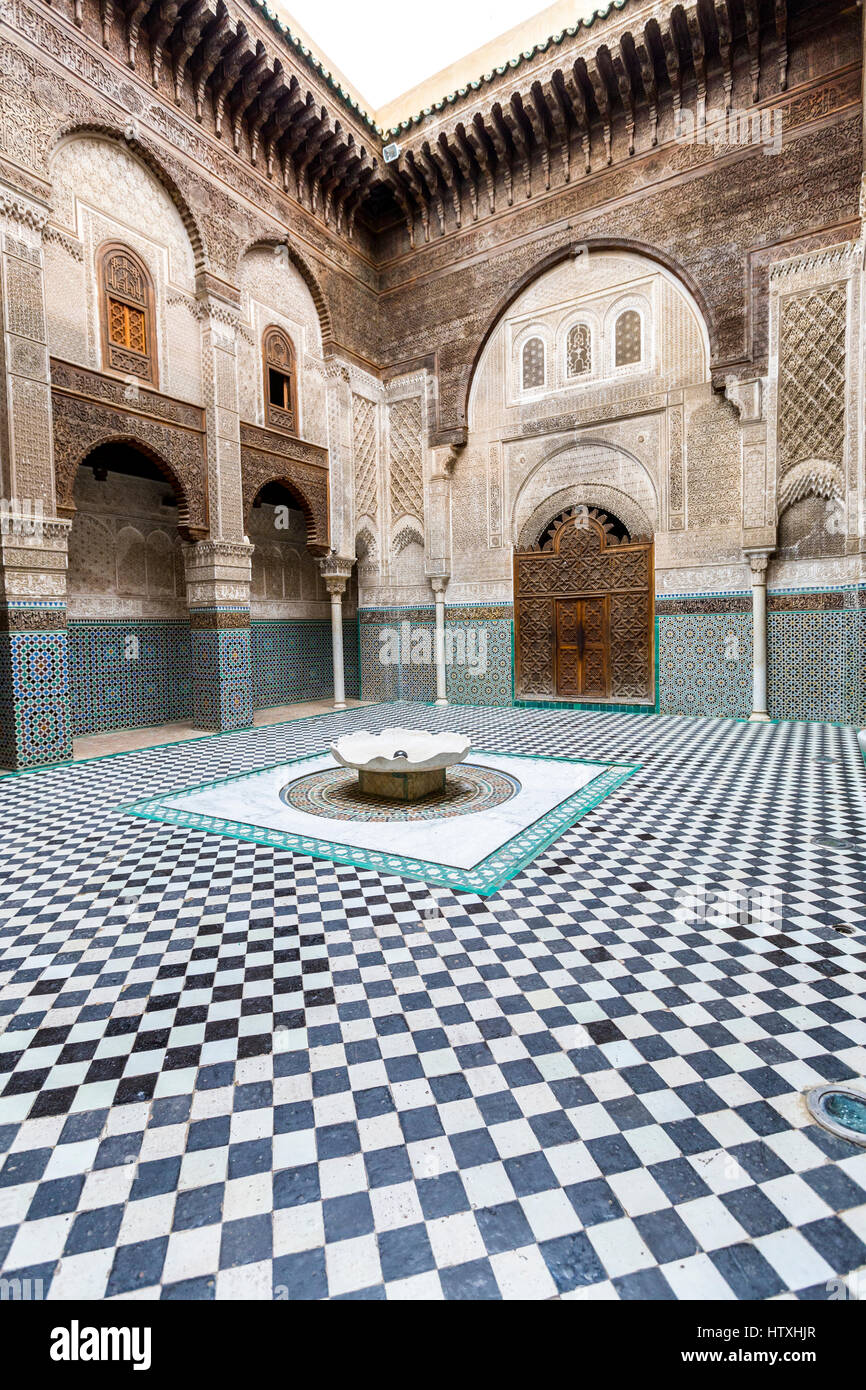Fes, Marocco. Medersa Attarine, 14th. Secolo, cortile interno, Fes El-Bali. Foto Stock