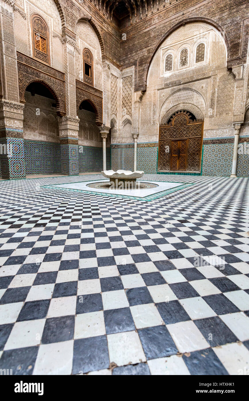 Fes, Marocco. Medersa Attarine, 14th. Secolo, cortile interno, Fes El-Bali. Foto Stock