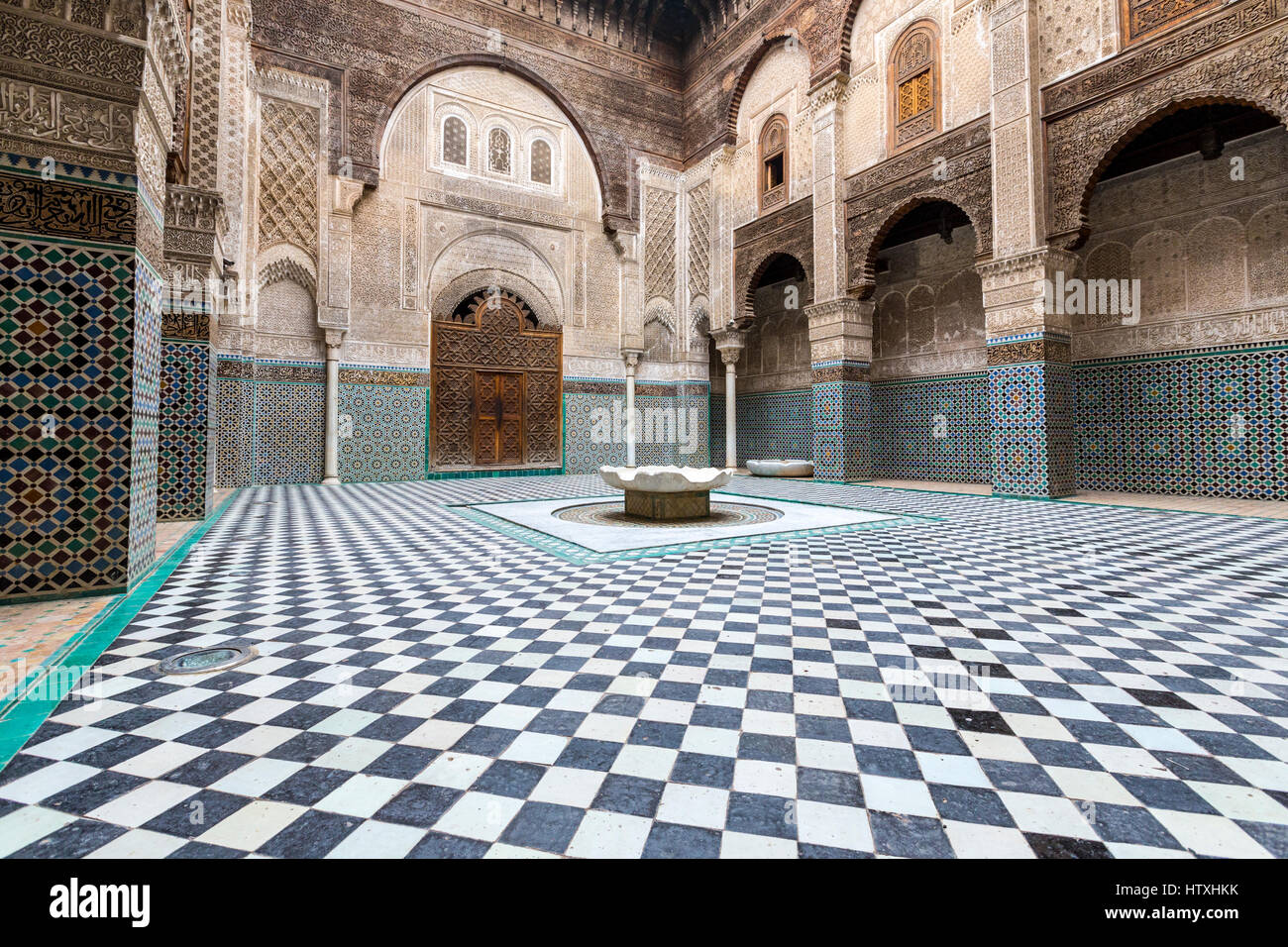 Fes, Marocco. Medersa Attarine, 14th. Secolo, cortile interno, Fes El-Bali. Foto Stock