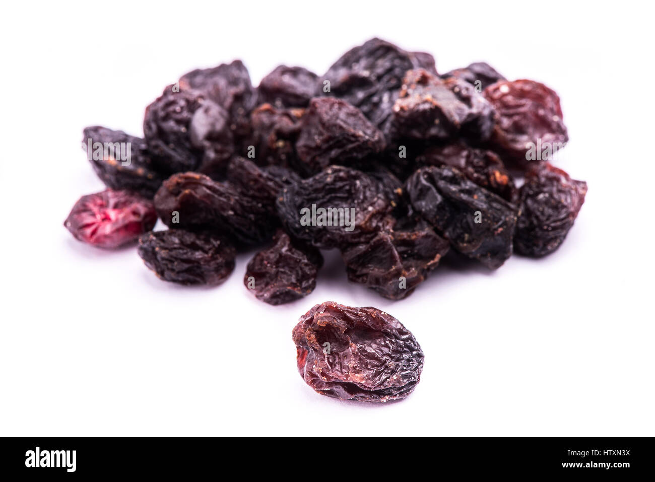 Uva essiccata frutto isolato su sfondo bianco Foto Stock