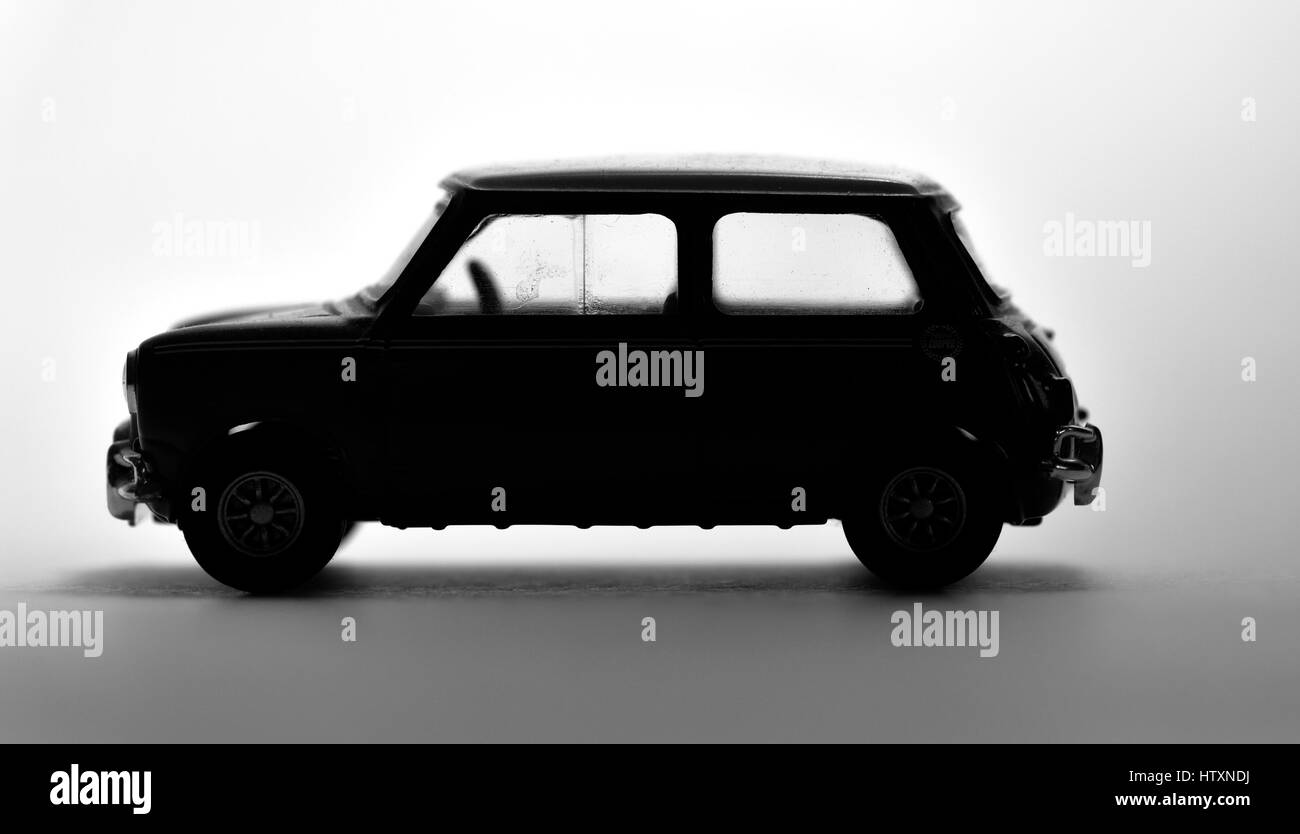Modellino pressofuso una Mini Cooper girato in un bianco e nero silhouette. Foto Stock