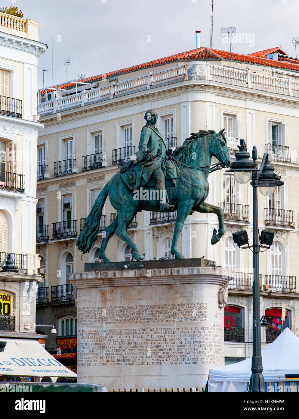 Statua di bronzo di re Carlos III, la Puerta del Sol di Madrid, Spagna Foto Stock
