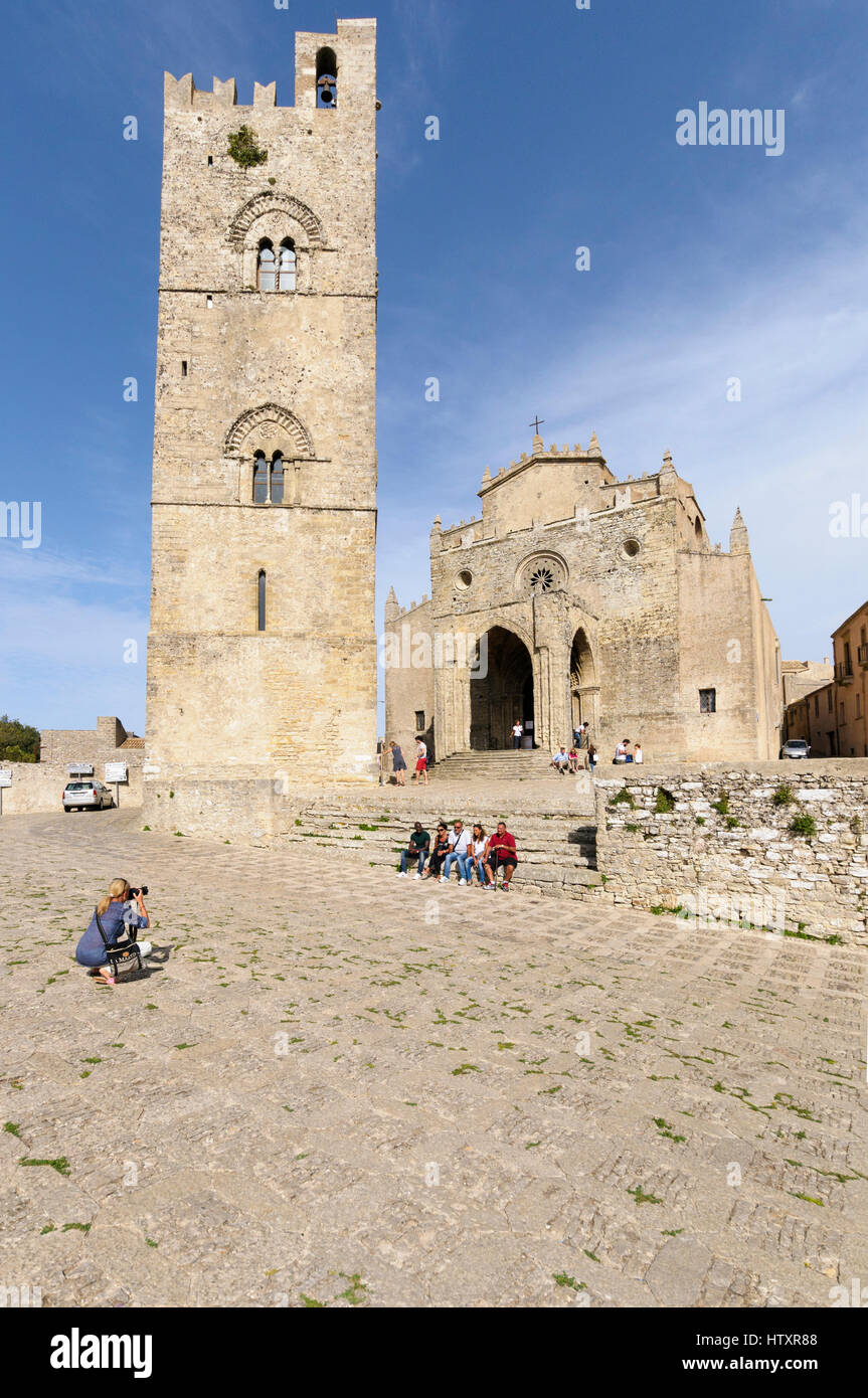 Donna di fotografare i turisti al di fuori di chiesa cattedrale, Chiesa Madre Erice, in Sicilia, Italia Foto Stock