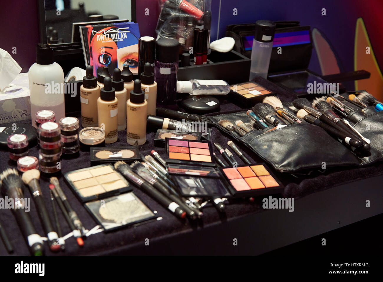 Mac cosmetici sponsor presso la Fashion Week di Milano: un assortimento di  trattamenti per il viso e per prodotti di occhio sul nero per il make-up  tavolo e sedia Foto stock -