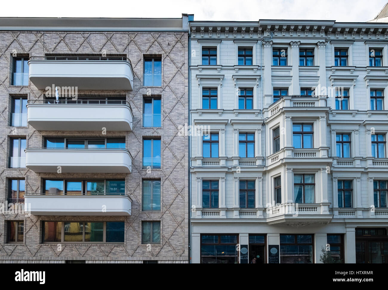 Il contrasto tra il moderno edificio di appartamenti e tradizionale edificio in gentrified quartiere di Prenzlauer Berg di Berlino, Germania Foto Stock