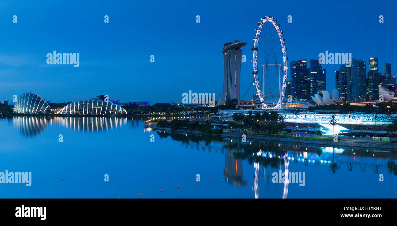 Vista del Singapore Flyer, giardini dalla baia e Marina Bay Sands Hotel all'alba, Singapore Foto Stock