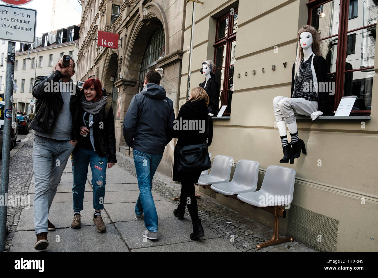 Persone su Neue Schonhauser Strasse, la strada più elegante con molte boutiques di designer in Mitte , Berlino, Germania Foto Stock