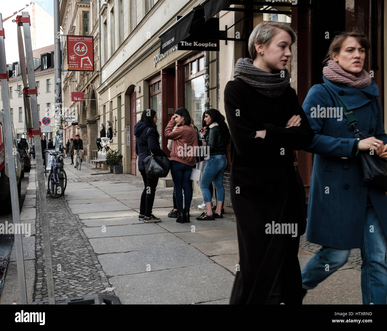 Persone su Neue Schonhauser Strasse, la strada più elegante con molte boutiques di designer in Mitte , Berlino, Germania Foto Stock