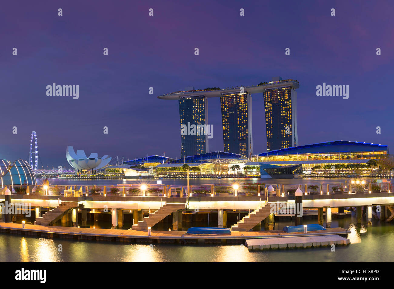 Il Marina Bay Sands Hotel e Marina Bay al crepuscolo, Singapore Foto Stock