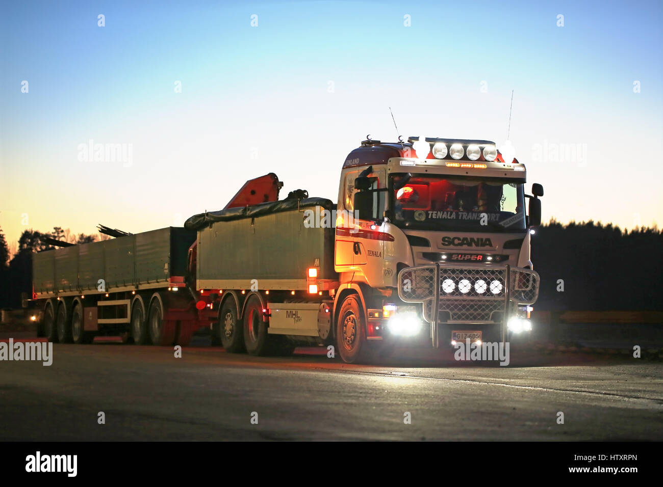 SALO, Finlandia - 6 dicembre 2016: Personalizzato Scania camion di MHL-Trans con belle luci parcheggiata in un arresto carrello cantiere al dusktime. Foto Stock