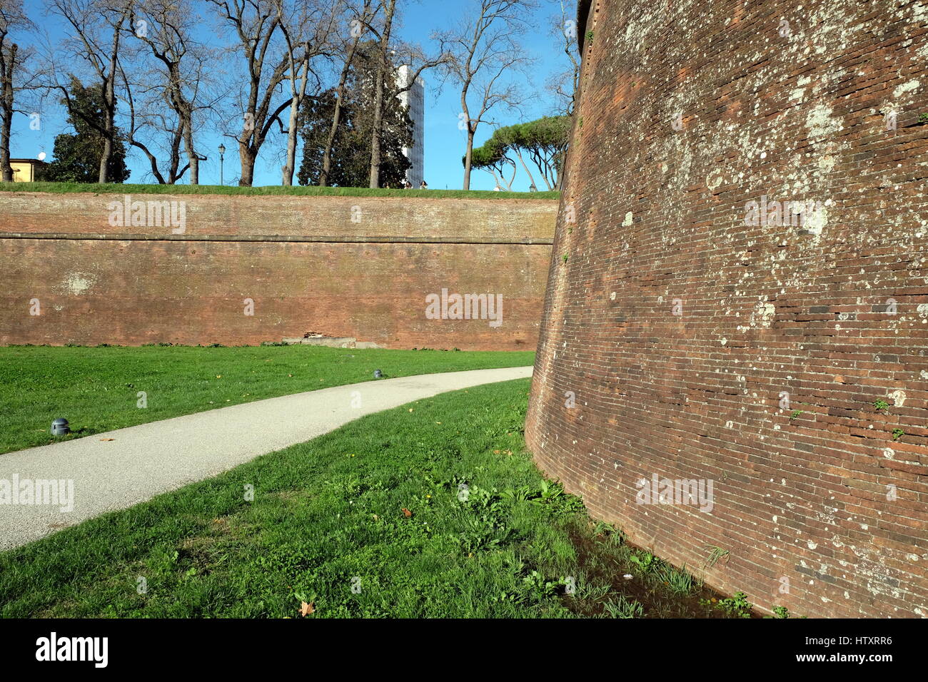 Intatta la cinta muraria medievale di Lucca, Toscana, Italia, Europa - Percorso fuori dalle mura, verde prato curati e cielo blu chiaro Foto Stock