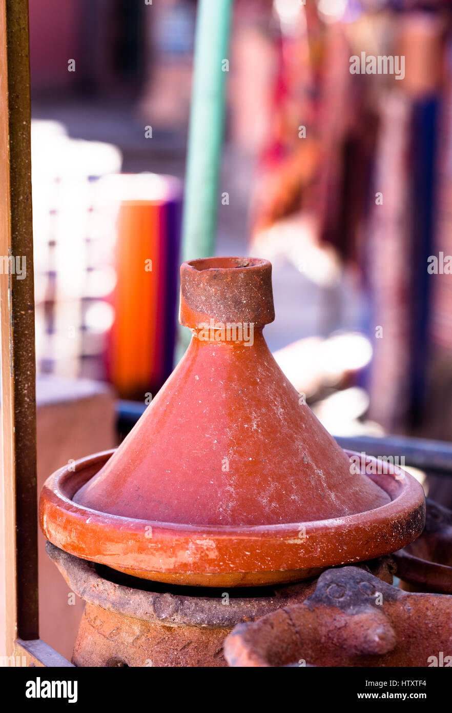 Fatti a mano di argilla marrone tajins per cibo tradizionale della cottura a vapore sul grill in Marocco Foto Stock