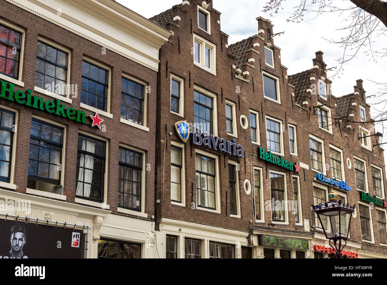 Vista sulle case al di sopra delle barre sulla Leidseplein in Amsterdam mostra Heineken e la Baviera segni di birra Foto Stock