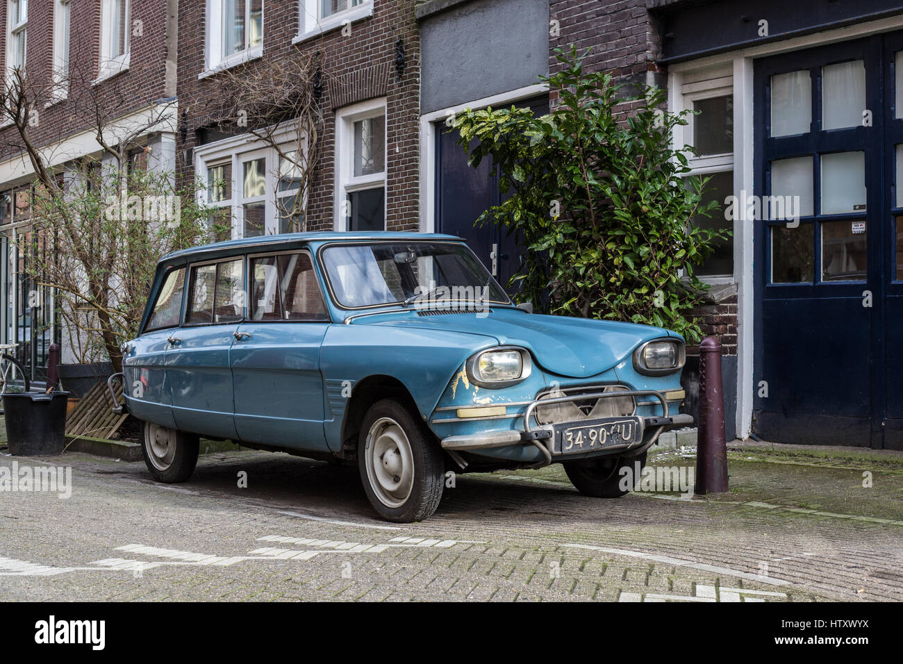 Veduta laterale su un vecchio blu Citroen Ami 6 Break parcheggiato nel Laurierstraat in Amsterdam Foto Stock