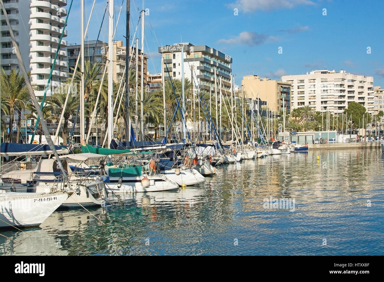 PALMA DE MALLORCA, Spagna - 11 dicembre 2016: Bella bianca yacht e barche ormeggiate nella Marina in una giornata di sole sul dicembre 11, 2016 in Palma de Ma Foto Stock