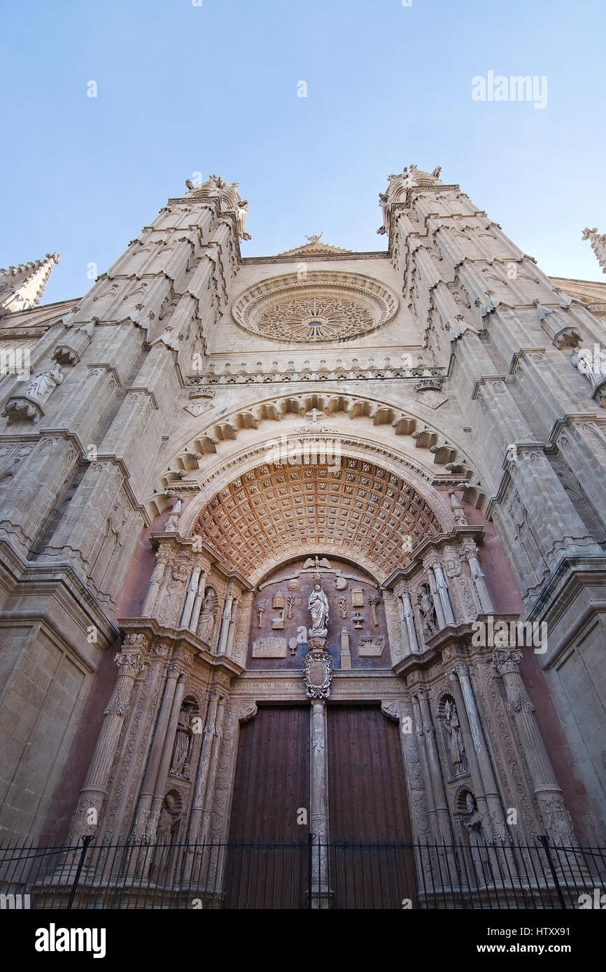 PALMA DI MALLORCA, Spagna - 17 gennaio 2017: Cattedrale La Seu esterno con finestra di Rosario e torri in luce del sole su gennaio 17, 2017 in Palma di Mallorca, Foto Stock
