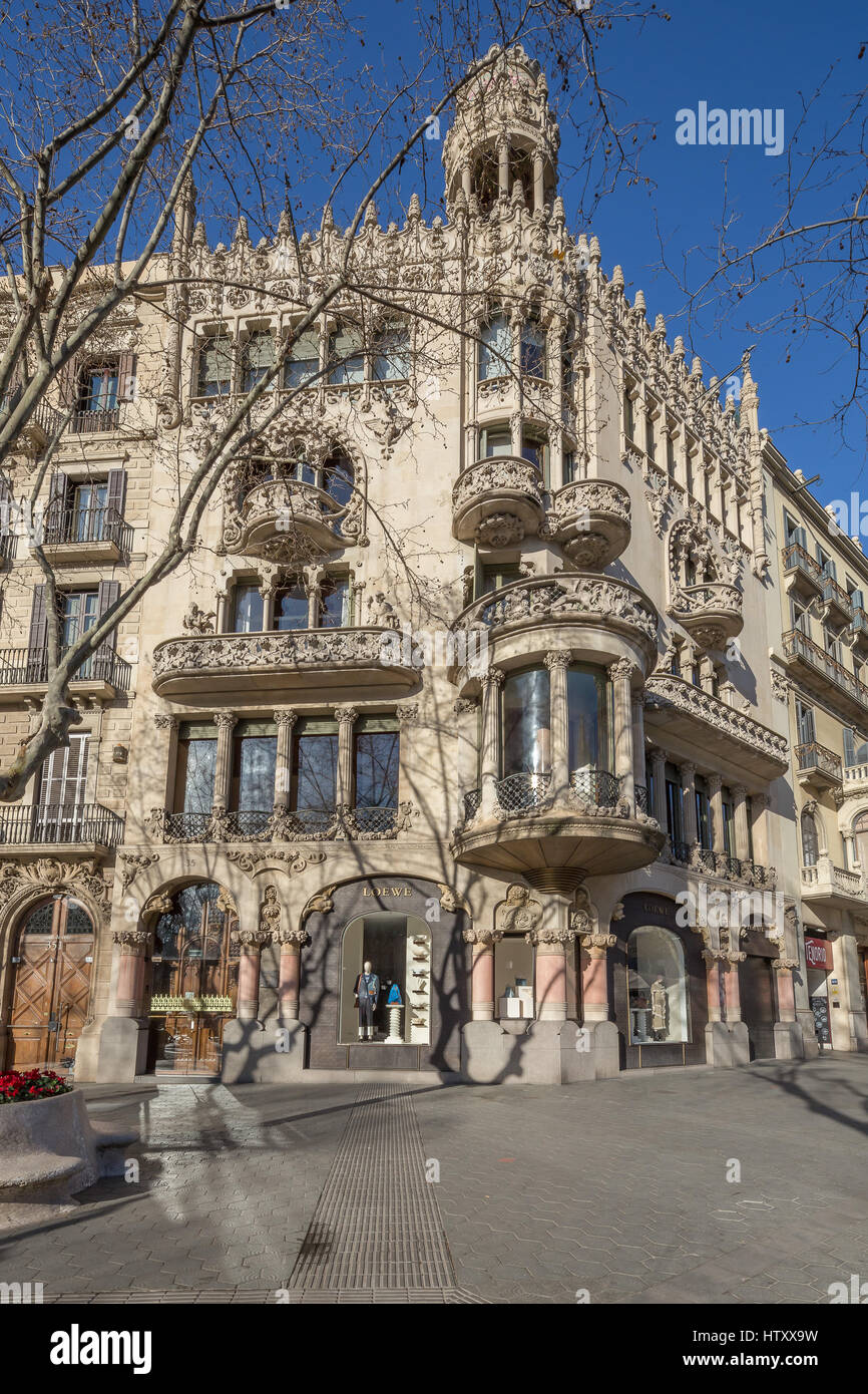 La Casa Lleó Morera progettata dal noto architetto modernista Lluís Domènech i Montaner. Passeig de Gràcia 35. Quartiere Eixample di Barcellona. Spagna. Foto Stock