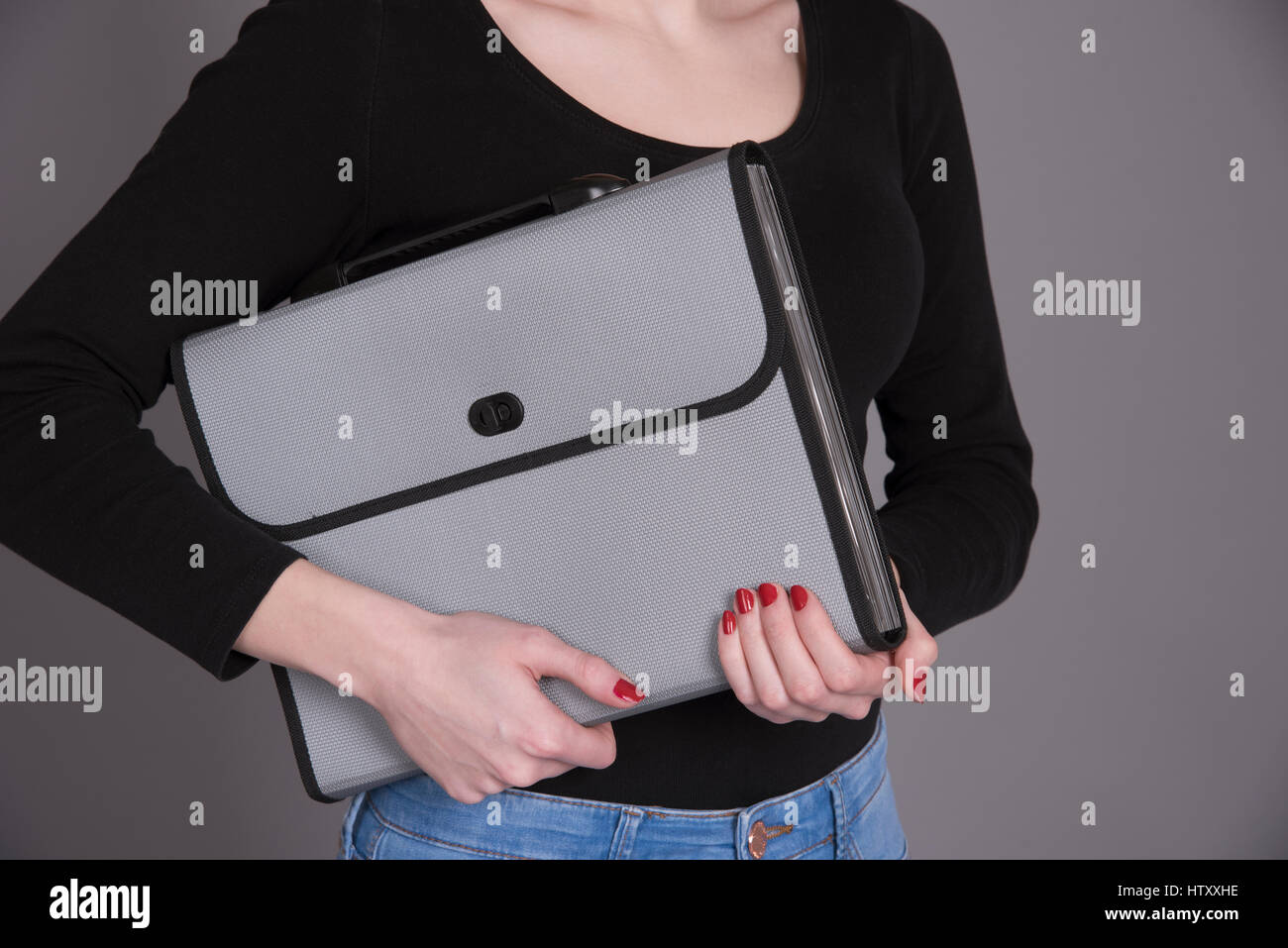La donna che porta una valigetta di plastica Foto Stock