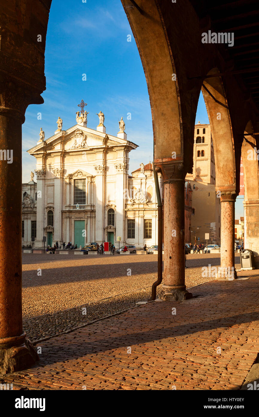 Incredibile san pietro cupola in vista della città di Mantova Foto Stock