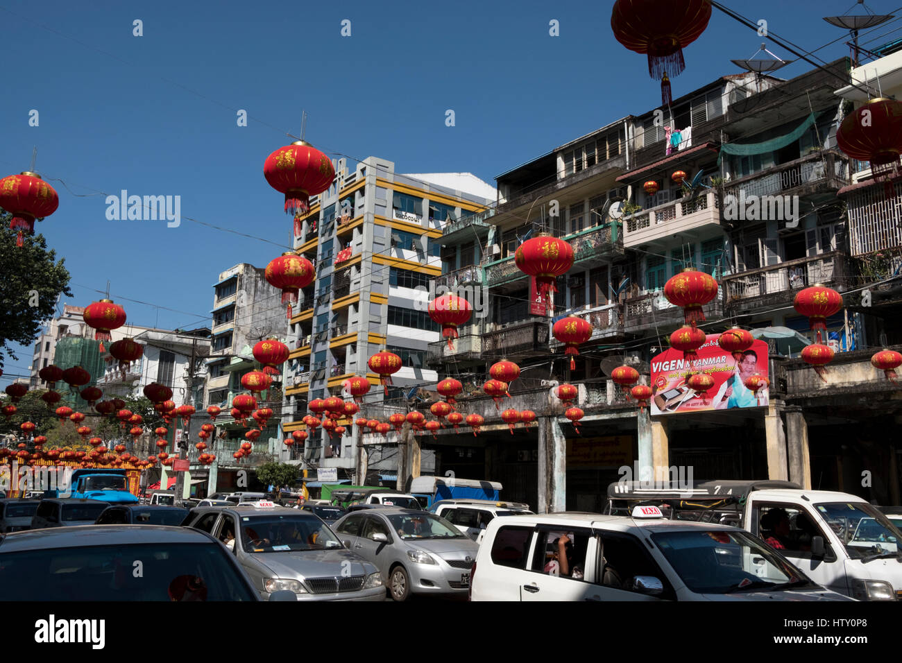 Lanterne rosse appendere in Maha Bandoola strada nella Chinatown di Yangon, Myanmar Foto Stock