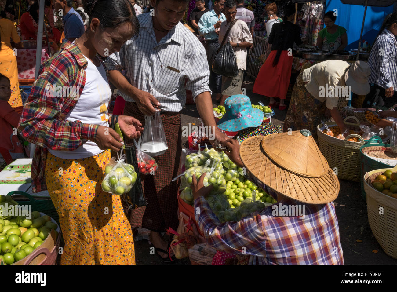 Gli amanti dello shopping in un mercato di frutta e verdura in Maha Bandoola Road Yangon, Regione di Yangon, Myanmar Foto Stock