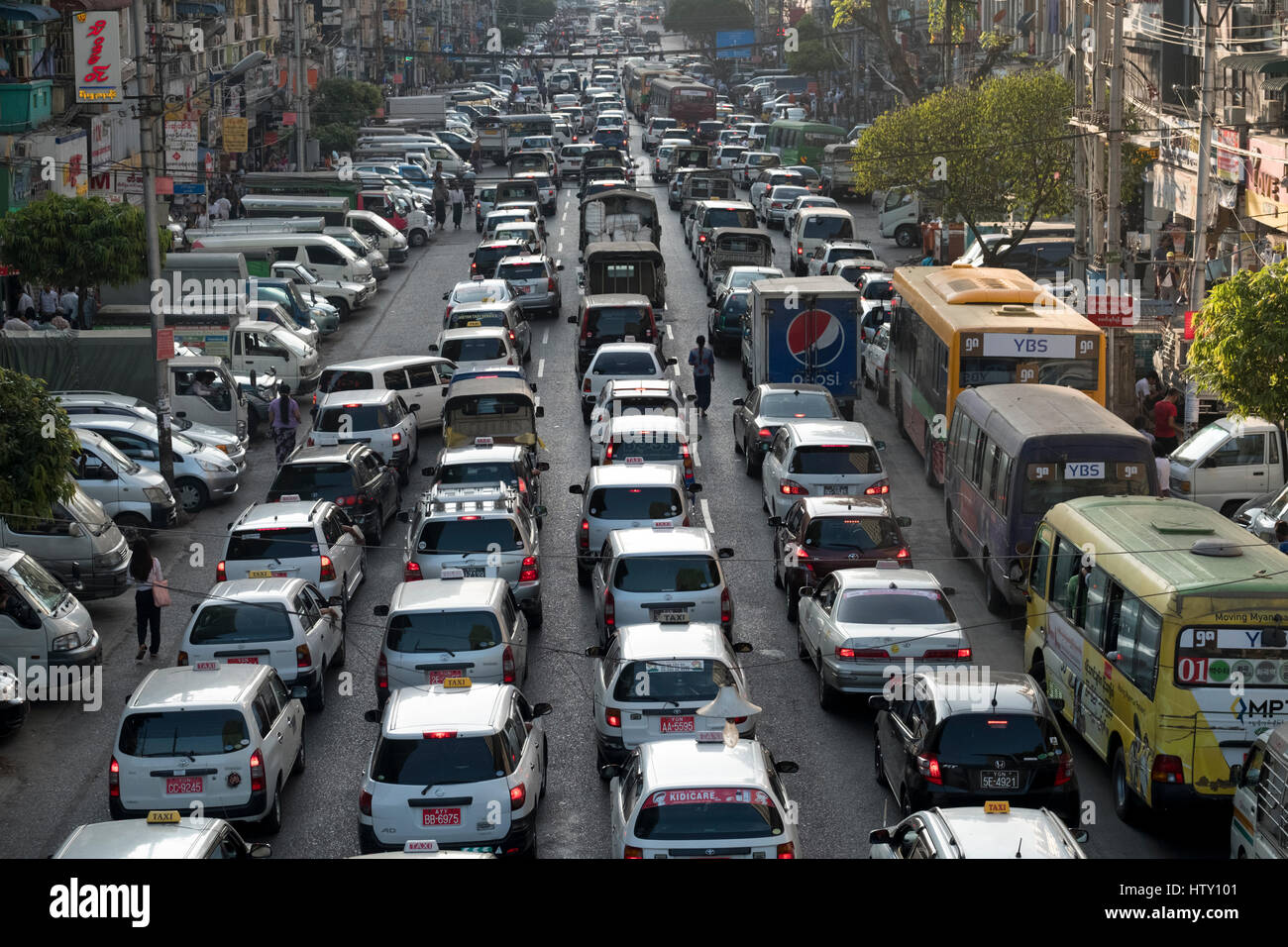 Il traffico di un accumularsi di Anawrahta Road, centro di Yangon, regione di Yangon, Myanmar. Foto Stock
