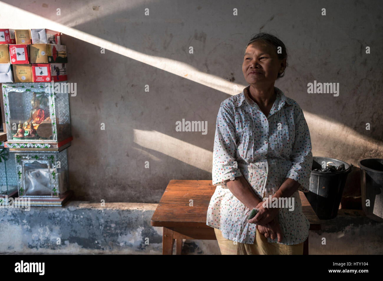 Un distributore in stallo il suo all'ingresso della Shwedagon pagoda in Yangon, Regione di Yangon, Myanmar Foto Stock