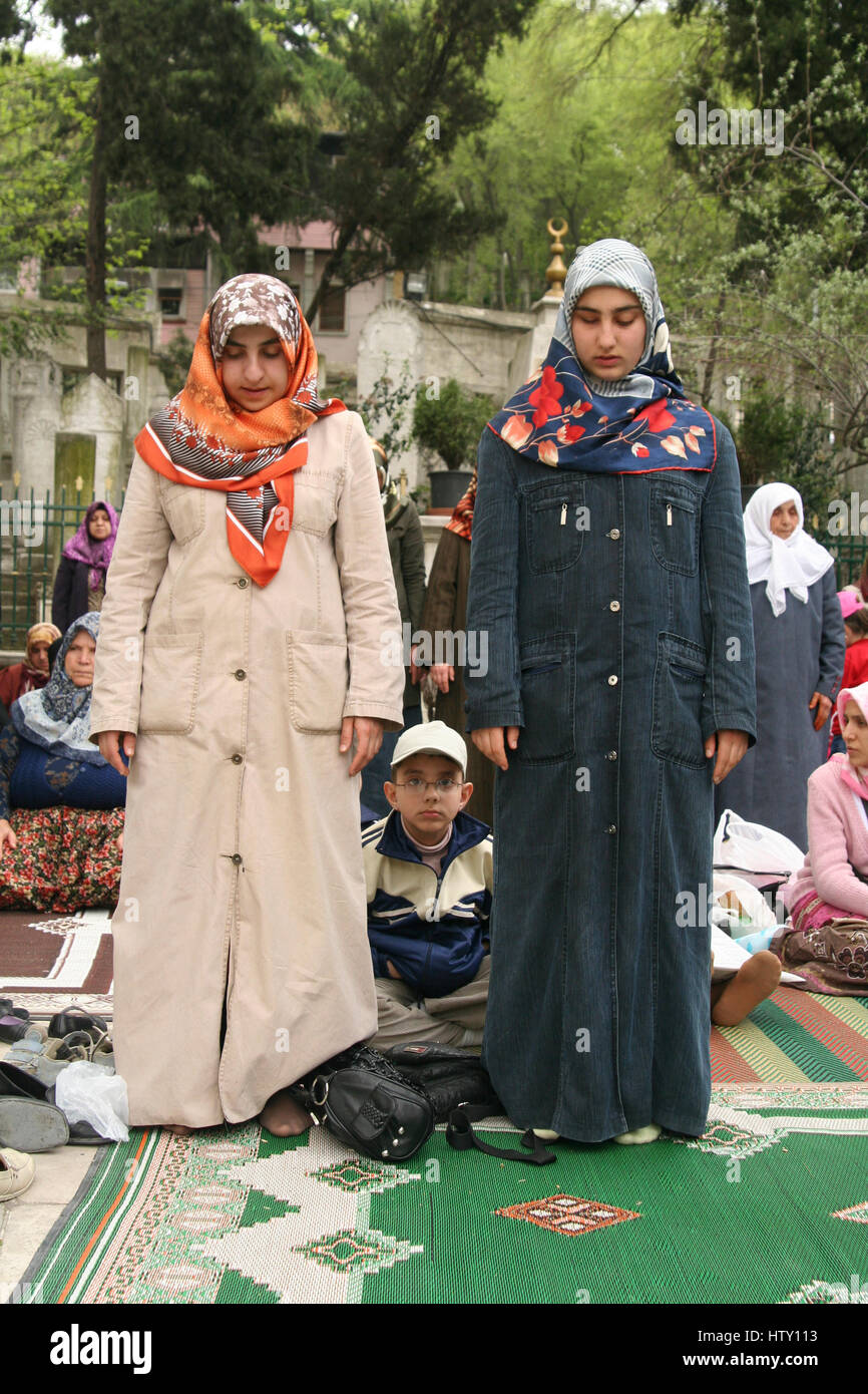 Le Donne Turche In Preghiera In Una Moschea Di Istanbul Turchia Foto Stock Alamy