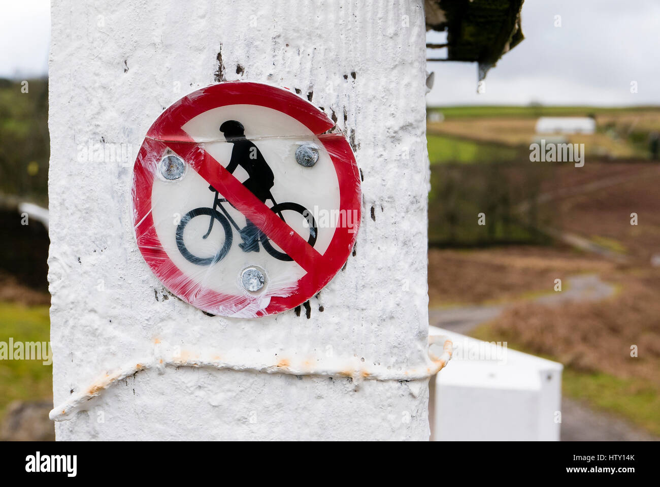 Segno in entrata ad una via di montagna che conduce a una proprietà privata in South Wales UK Foto Stock