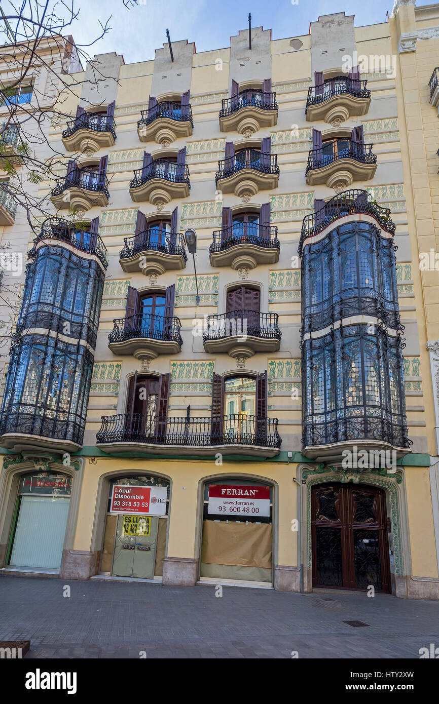 Edificio in stile liberty, Carrer Gran de Gràcia 12, Barcellona, in Catalogna, Spagna. Foto Stock