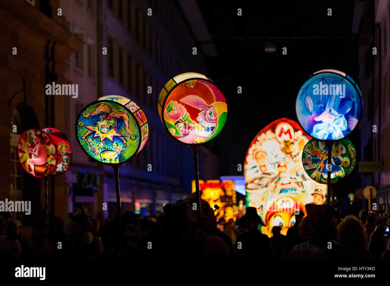 Il Carnevale di Basilea. Colorato piccolo stick lanterne di lunedì mattina nelle strade. La foto è stata scattata il 6 di marzo 2017. Stadthausgasse a Basilea in Svizzera. Foto Stock