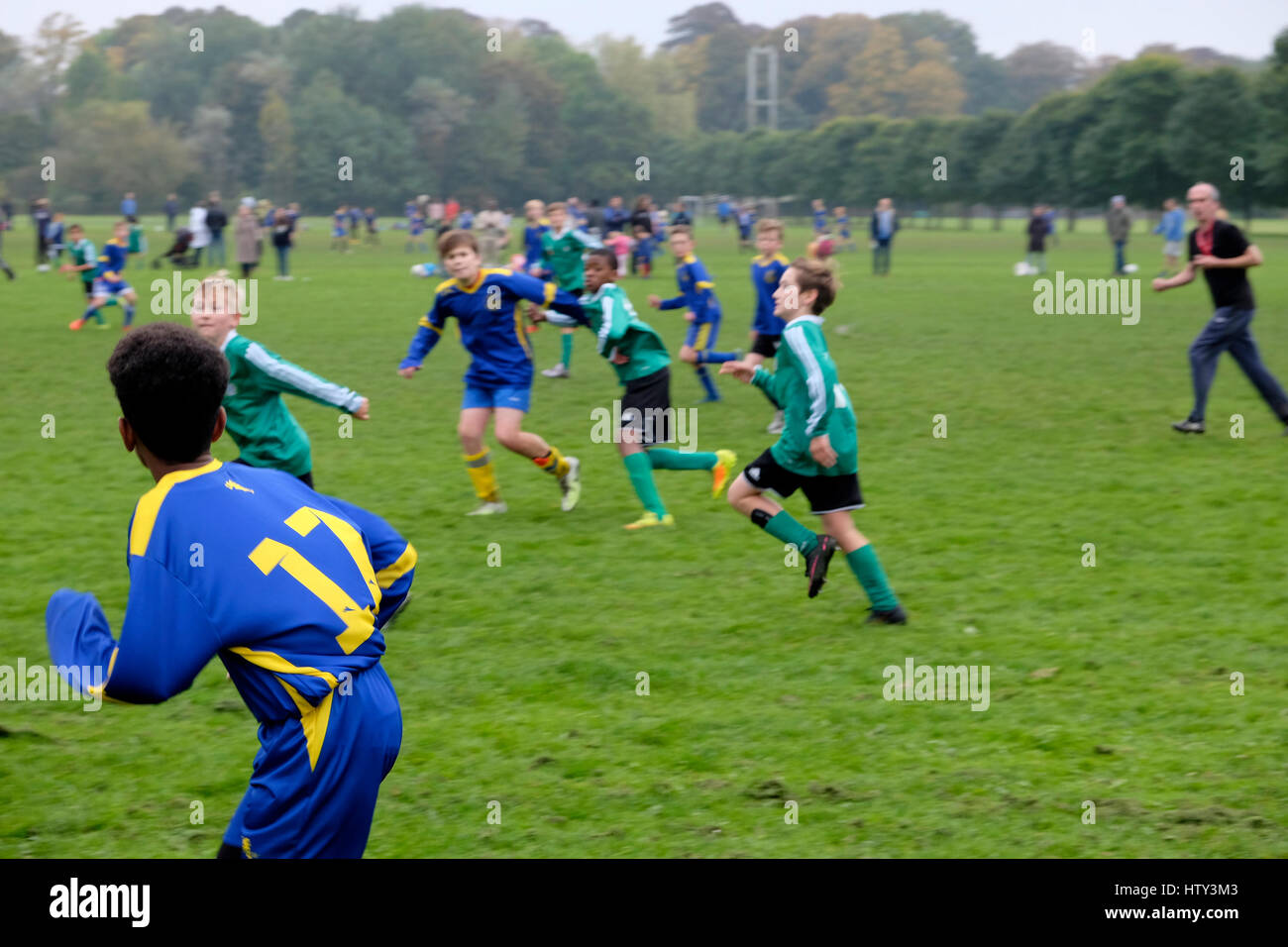 Ragazzi squadre di bambini che giocano a squadre di calcio nel parco il sabato mattina in Gran Bretagna UK KATHY DEWITT Foto Stock