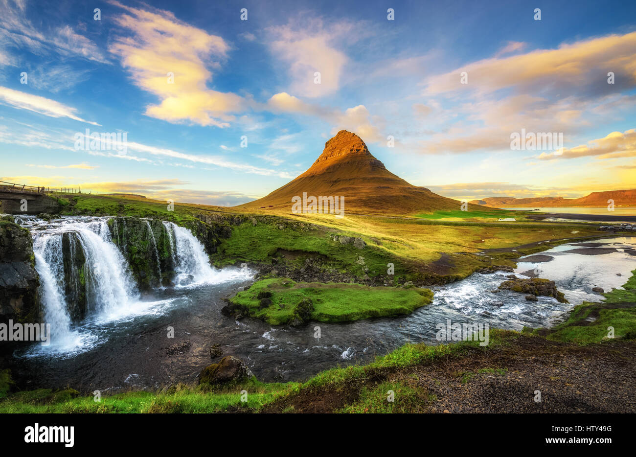 Estate tramonto sulla famosa cascata Kirkjufellsfoss con Kirkjufell mountain in background in Islanda Foto Stock