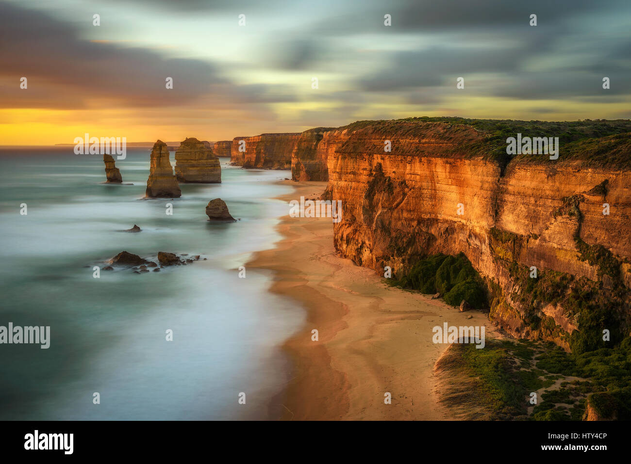 Tramonto su dodici Apostoli lungo la famosa Great Ocean Road in Victoria, Australia, vicino a Port Campbell. Lunga esposizione. Foto Stock