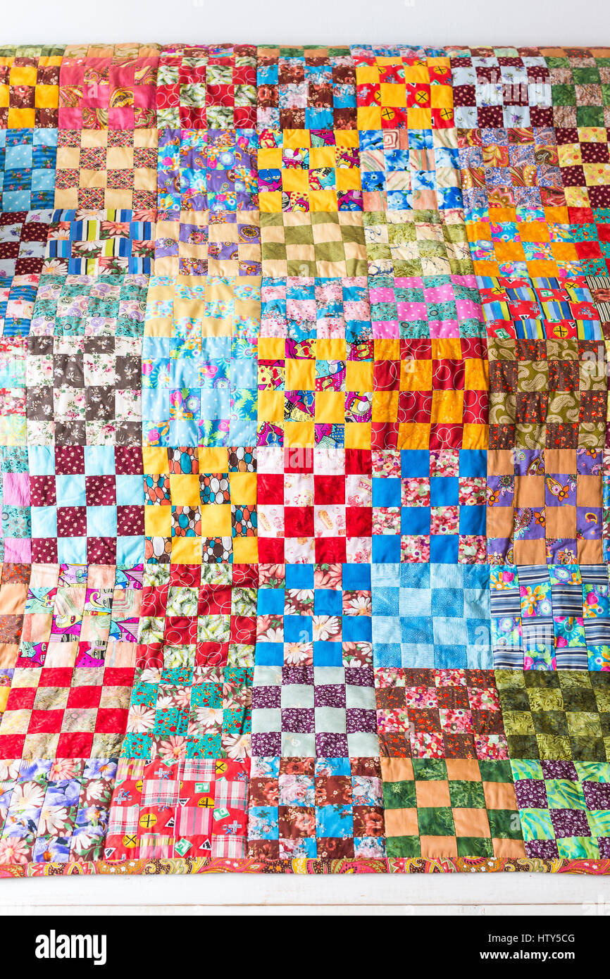 Parte di geometria simmetrica colore fantasia mosaico come sfondo. Colorato Scrappy coperta con il pattern di piccole piazze. Fatte a mano. Foto Stock