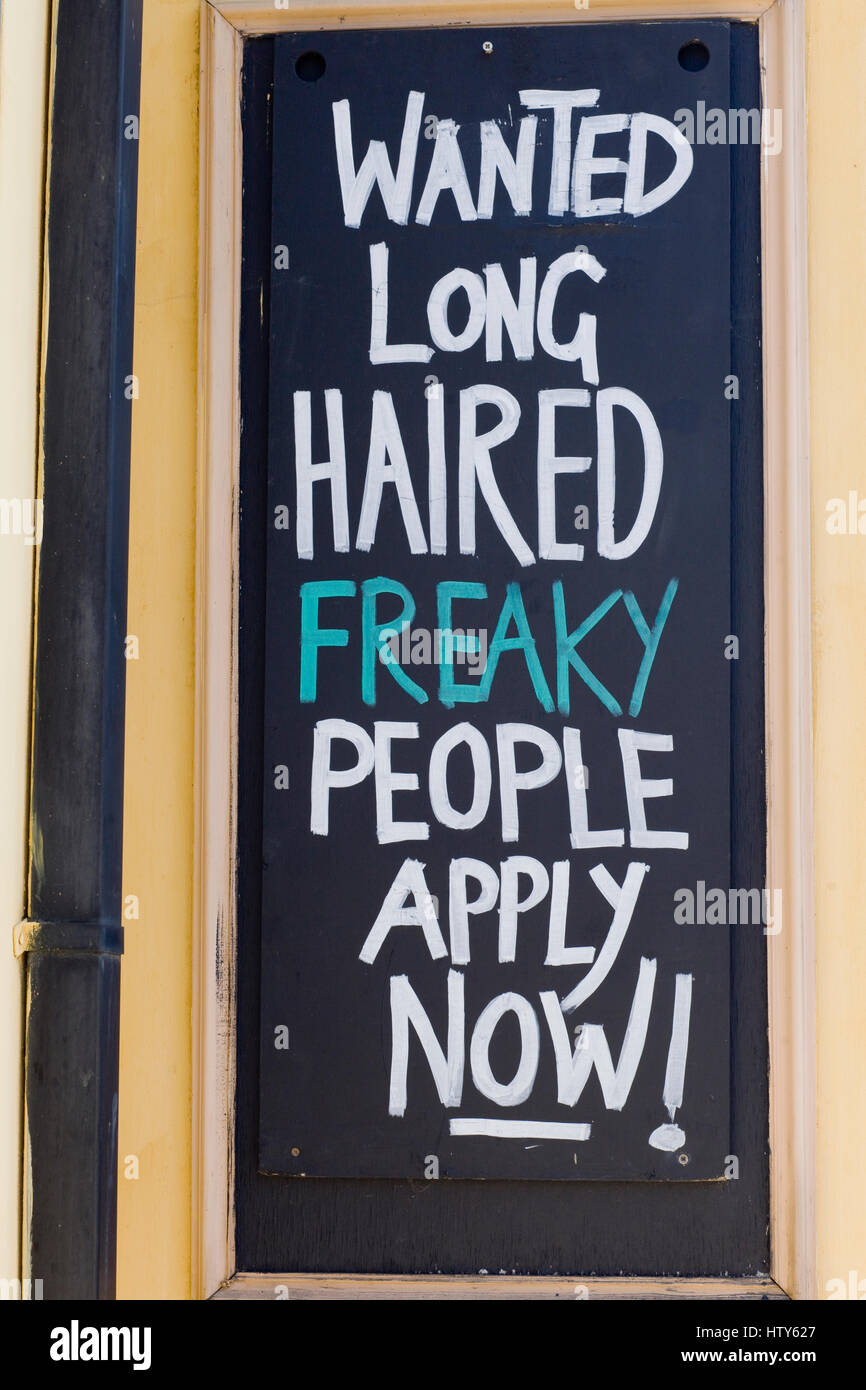 Lavagna con voluto dai capelli lunghi freaky persone si applica ora scritti su di esso in Chalk Foto Stock