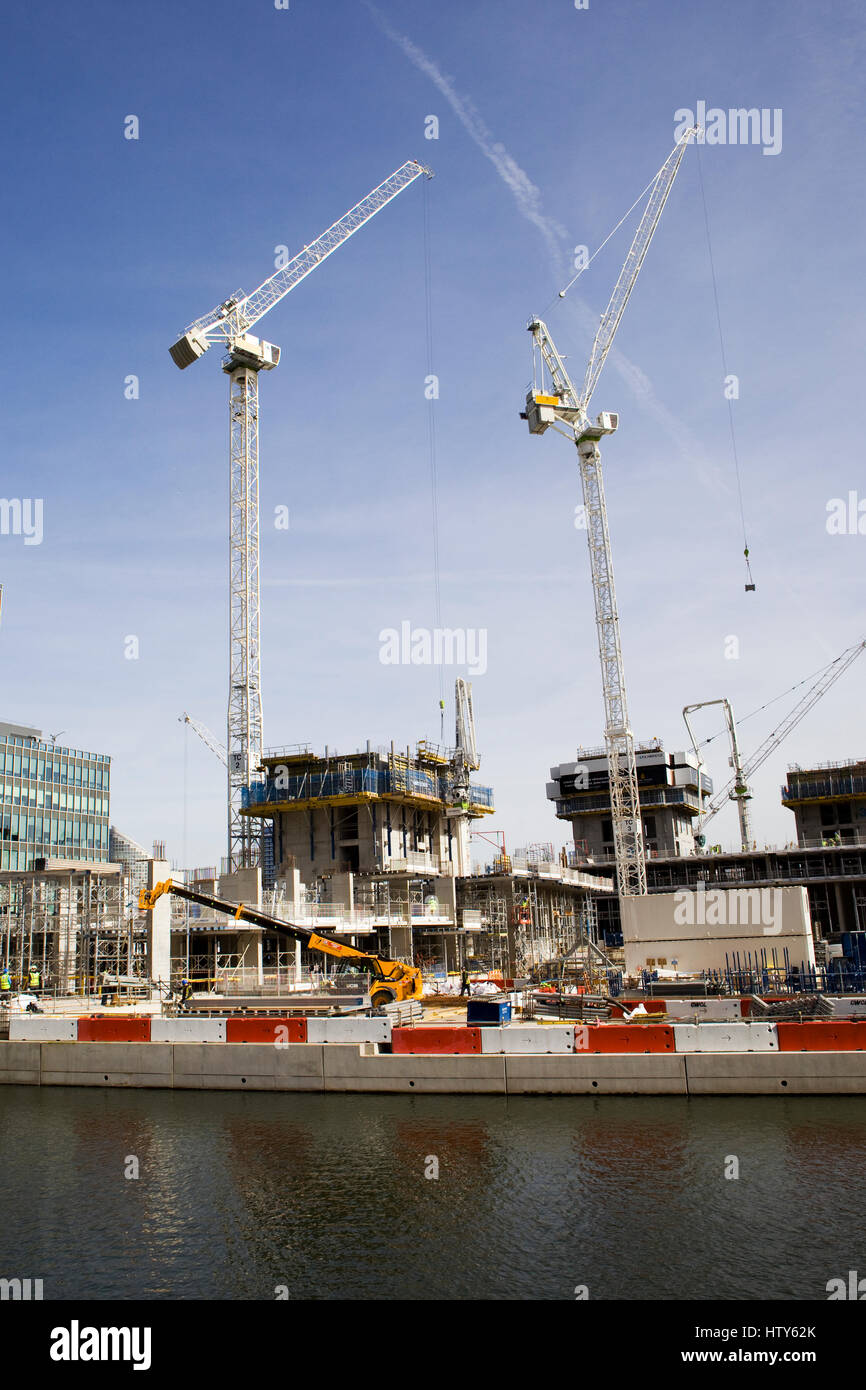 Sito di costruzione su una piattaforma galleggiante in canary wharf London Foto Stock