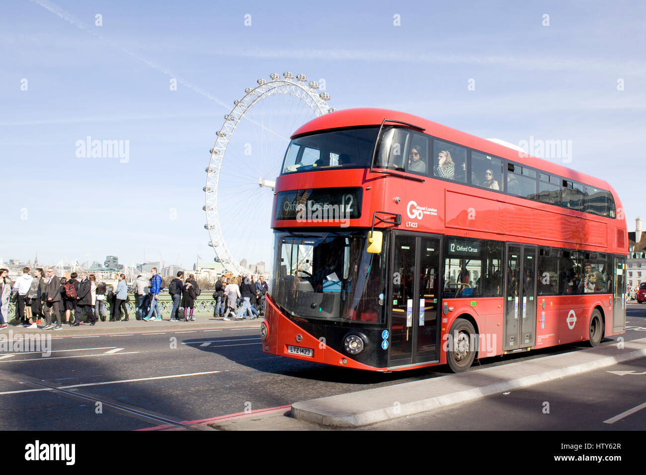 London bus crossing Westminster Bridge con visite turistiche Foto Stock