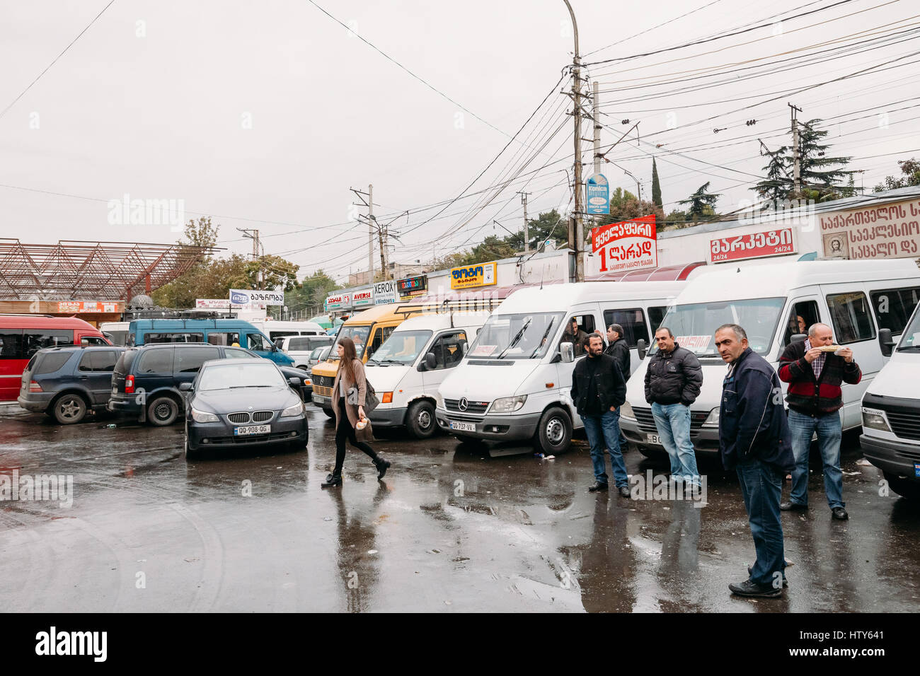 Tbilisi, Georgia - 24 Ottobre 2016: driver di attesa per i passeggeri nei pressi della loro Urban Taxi e minibus sono sulla stazione Didube a Tbilisi, Georgia. Foto Stock