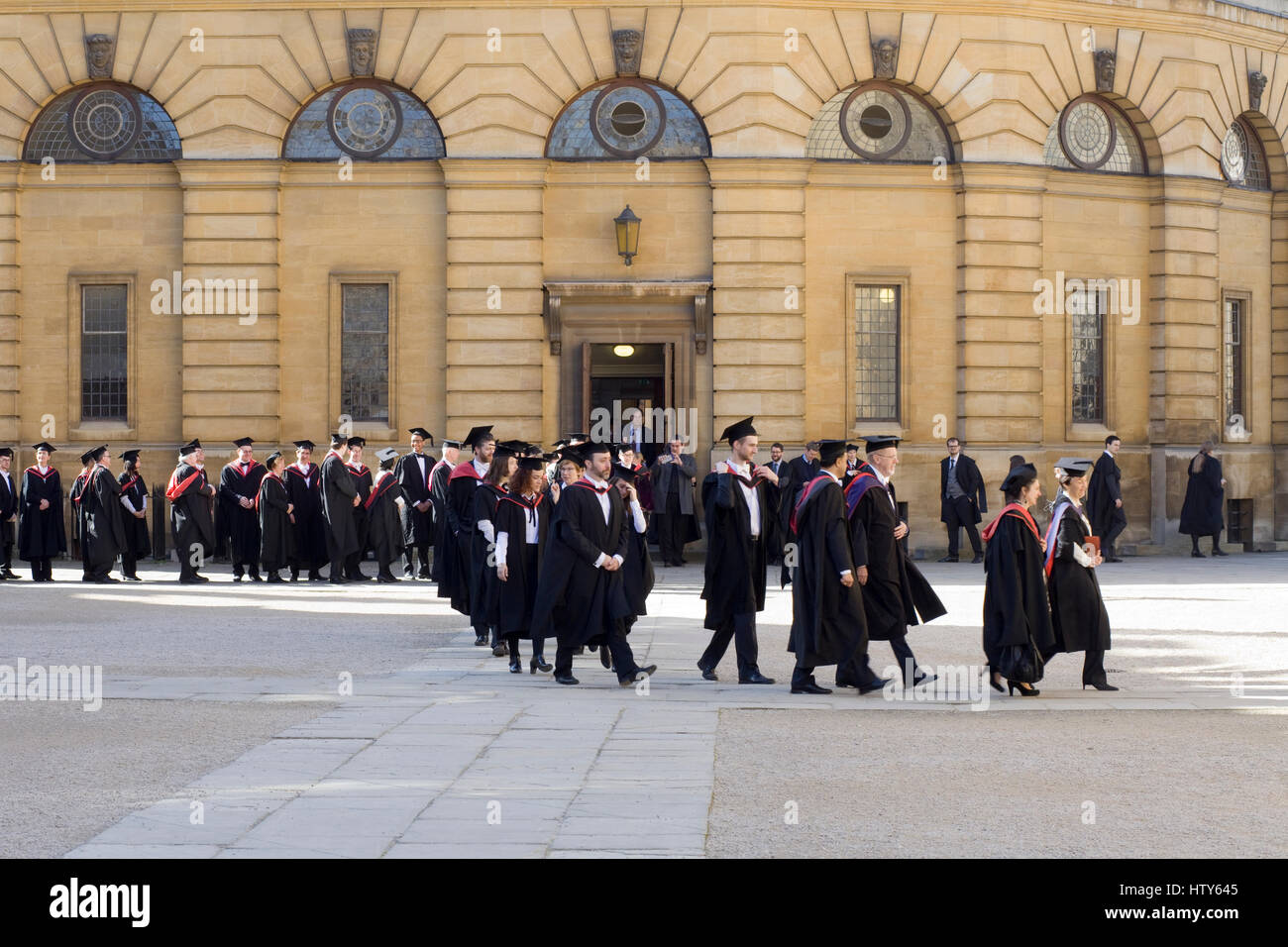 Professori e studenti in abito cerimoniale a biblioteca Bodleian Library Oxford Foto Stock