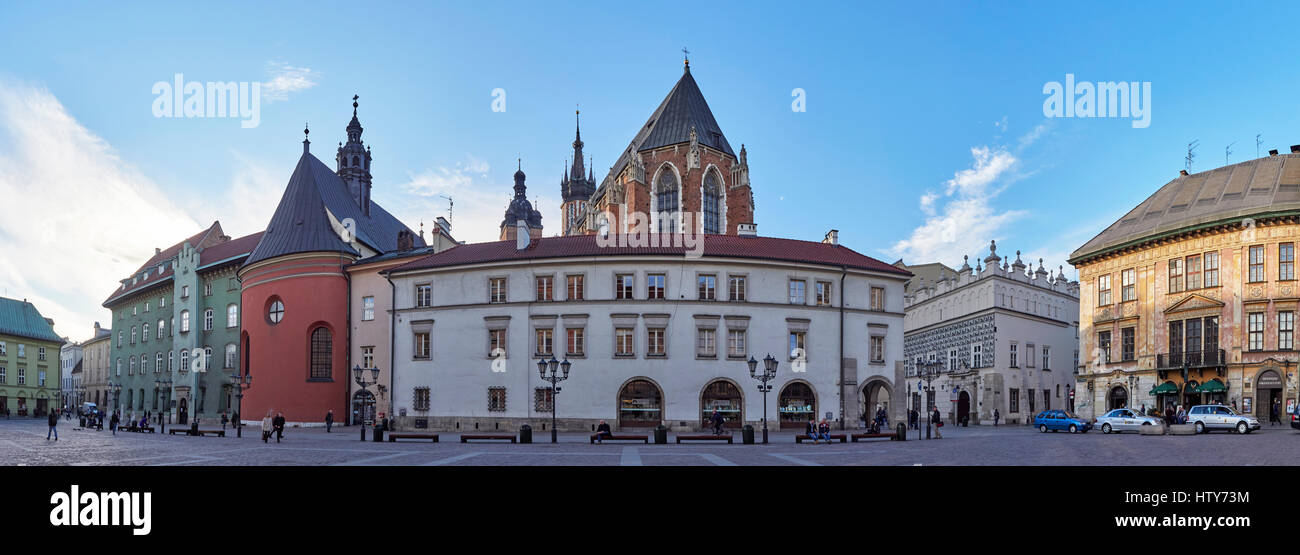 Cracovia Maly Rynek piazza del mercato con St Barbera la chiesa e la società Bull pub panorama Foto Stock