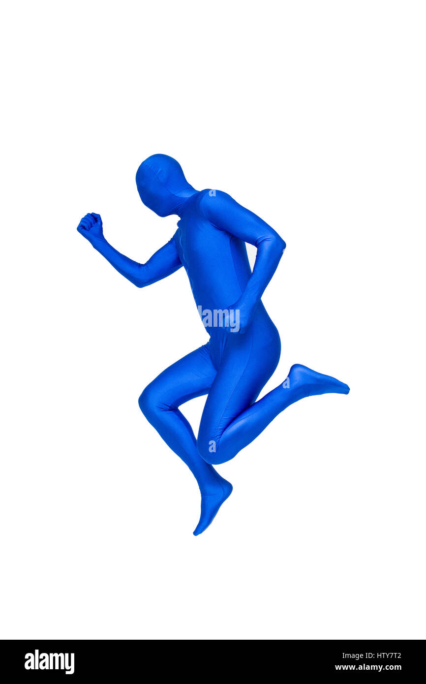 Misterioso uomo blu in costume jumpping Foto Stock