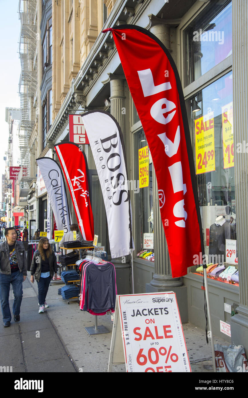Negozio di abbigliamento nome adverises vestiti di marca su Broadway nel  quartiere di Soho di Manhattan Foto stock - Alamy