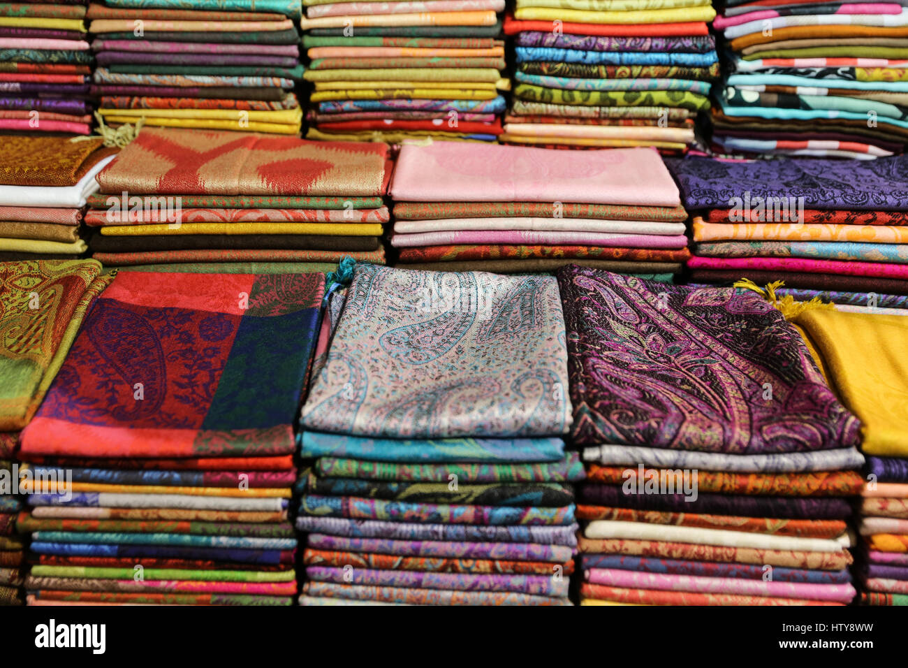 Colorate sciarpe in Grand Bazaar, Istanbul, Turchia Foto Stock