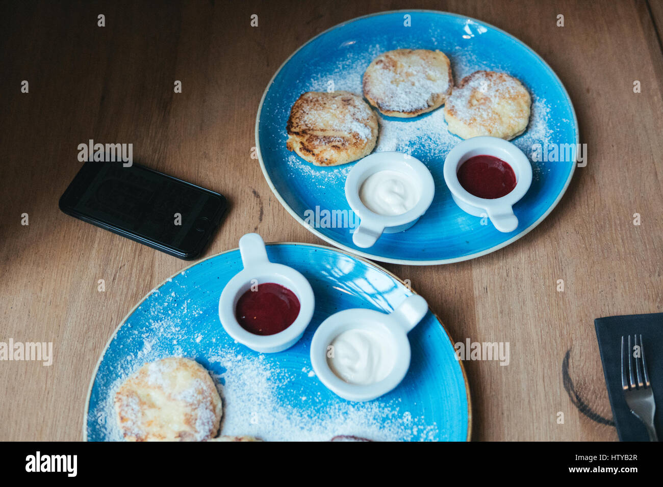 Frittelle su una piastra Foto Stock