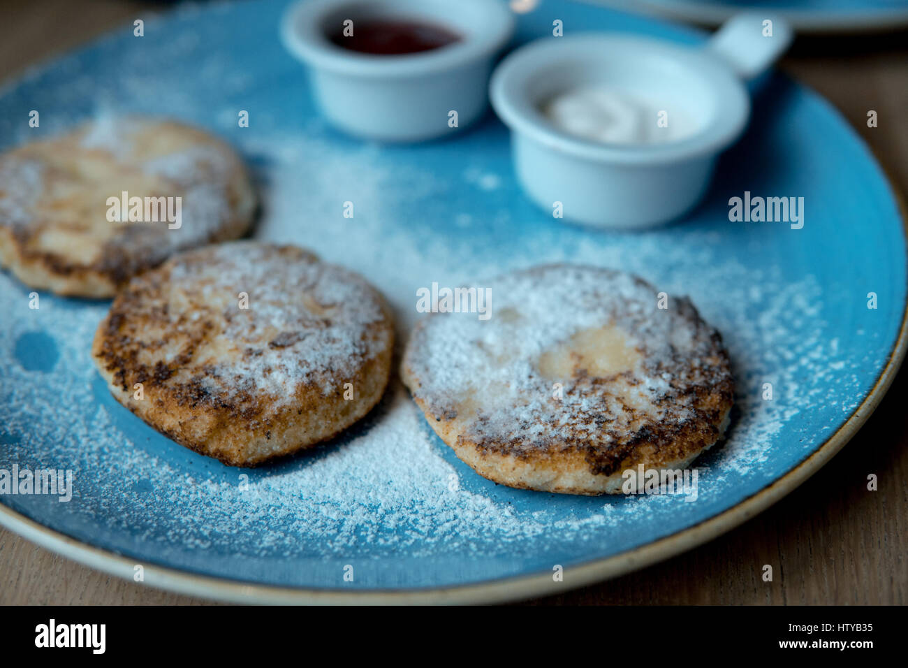 Frittelle su una piastra Foto Stock