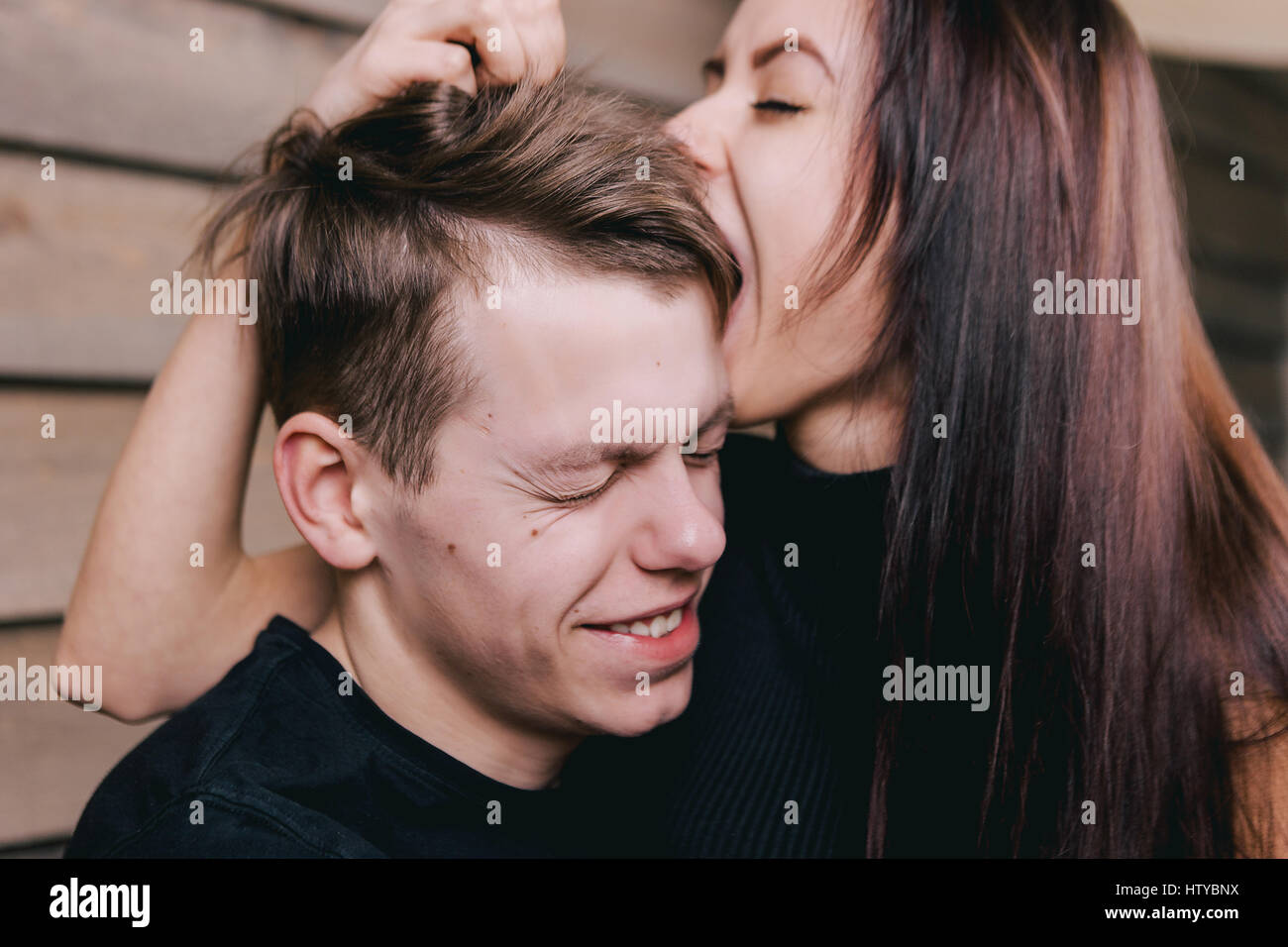 Bacio Tra Ragazzo Alto E Ragazza Bassa