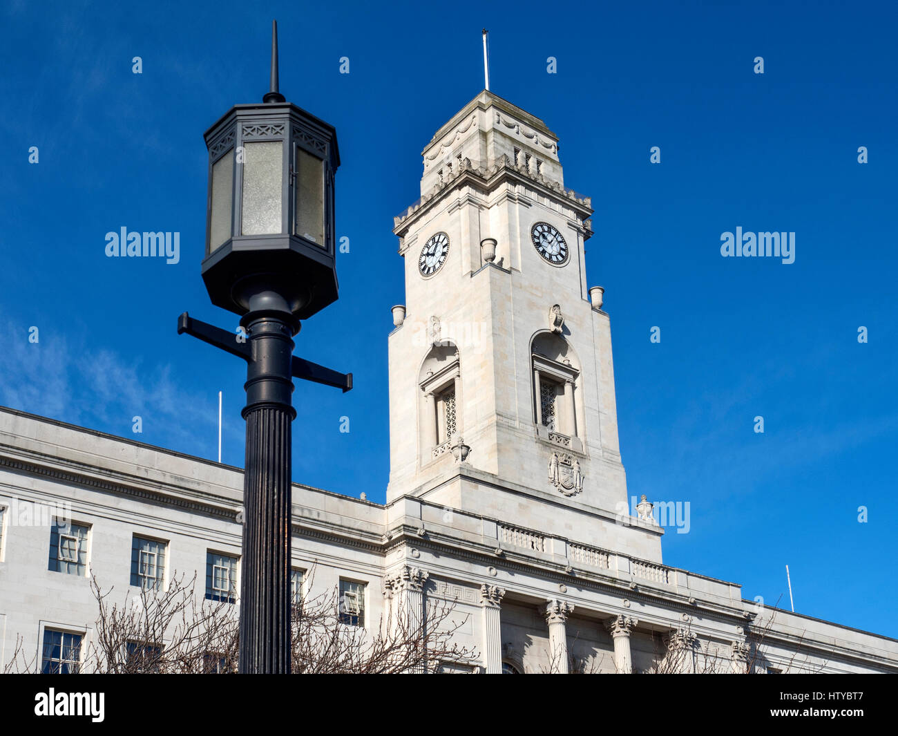 Art Deco Via lampada e la Torre dell Orologio presso il municipio di Barnsley South Yorkshire Inghilterra Foto Stock