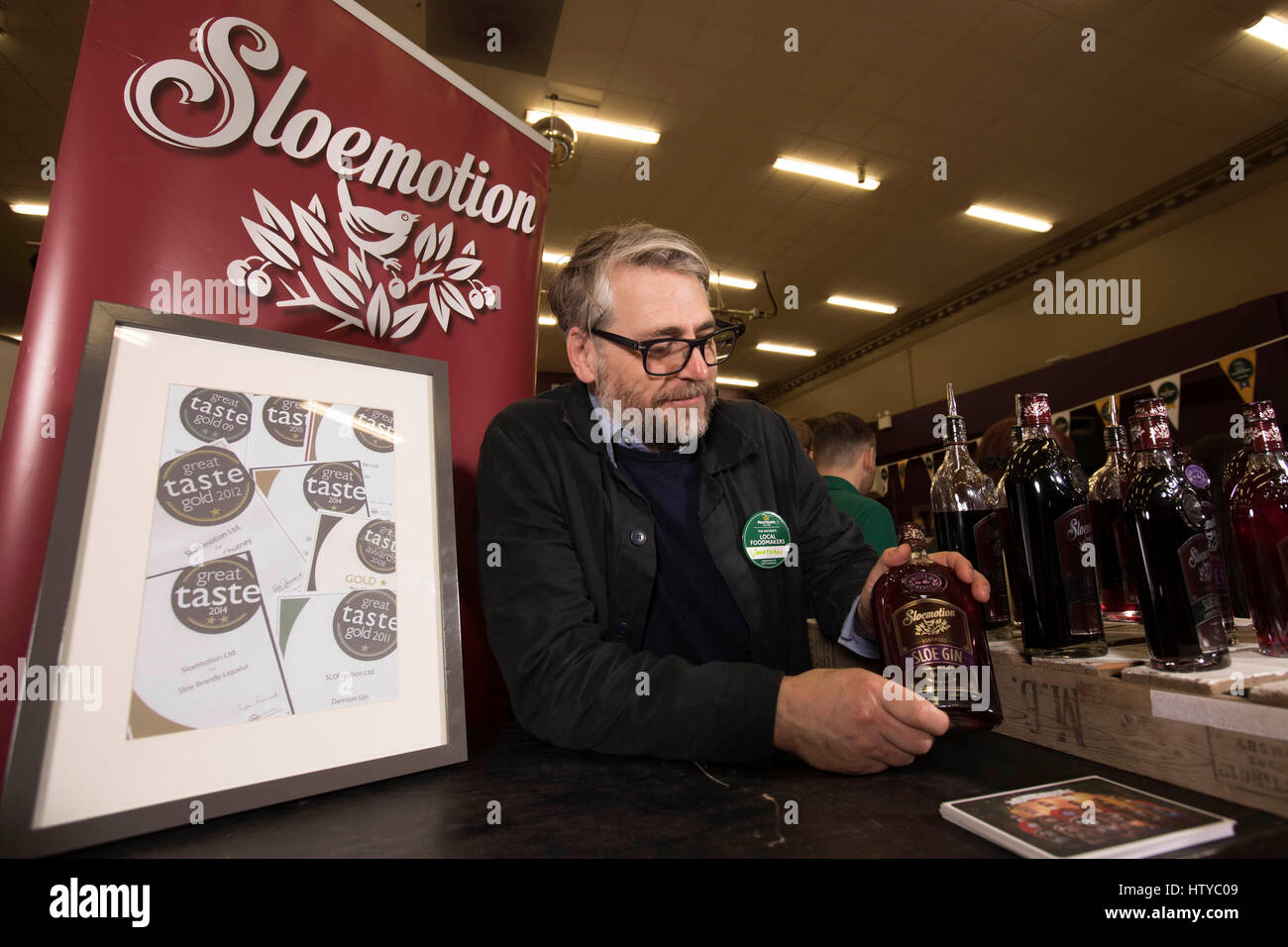 Jonathan Curtoys, Managing Director di Sloemotion, espone i suoi prodotti presso i locali Foodmakers della First Nation, che è una competizione a livello britannico dei supermercati Morrisons per trovare il meglio nei prodotti locali, Keighley, West Yorkshire. Foto Stock