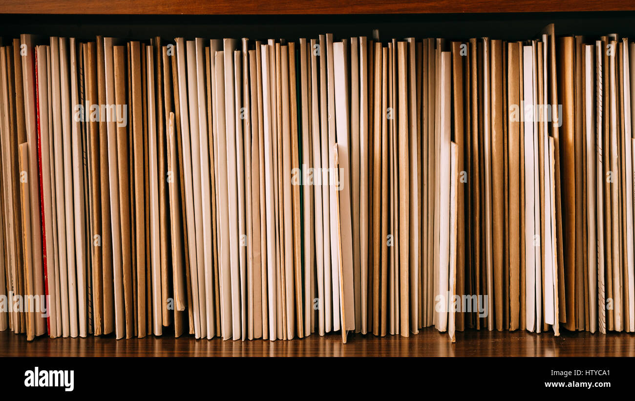 Vintage mantenendo i record retrò su scaffalature in legno, vecchi retrò background aziendale. Foto Stock